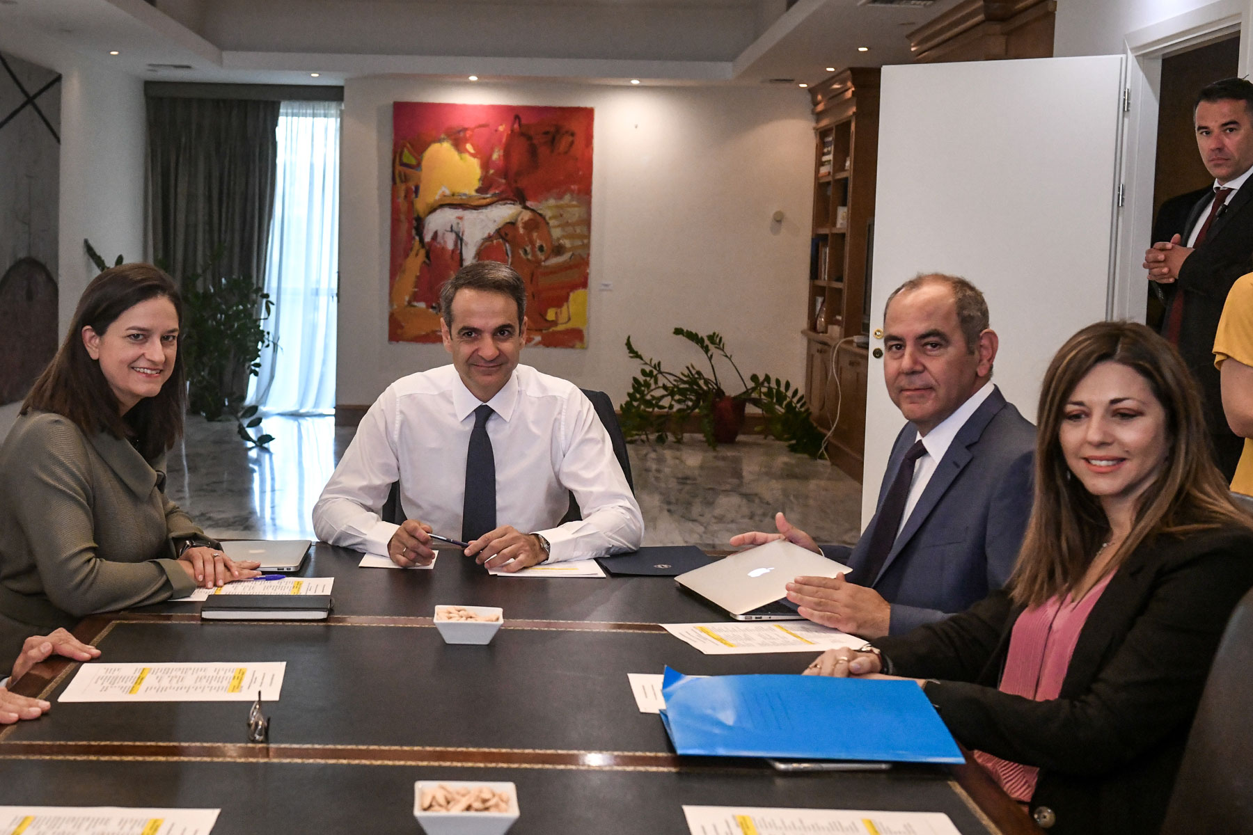 Συνάντηση Μητσοτάκη – Κεραμέως: Στο πρώτο νομοσχέδιο θα υπάρχει ρύθμιση για κατάργηση του ασύλου (vid)