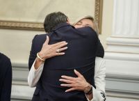 Νέα κυβέρνηση: Η τρυφερή αγκαλιά του Κυριάκου Μητσοτάκη με τη Μαρέβα και τα παιδιά τους (pics)