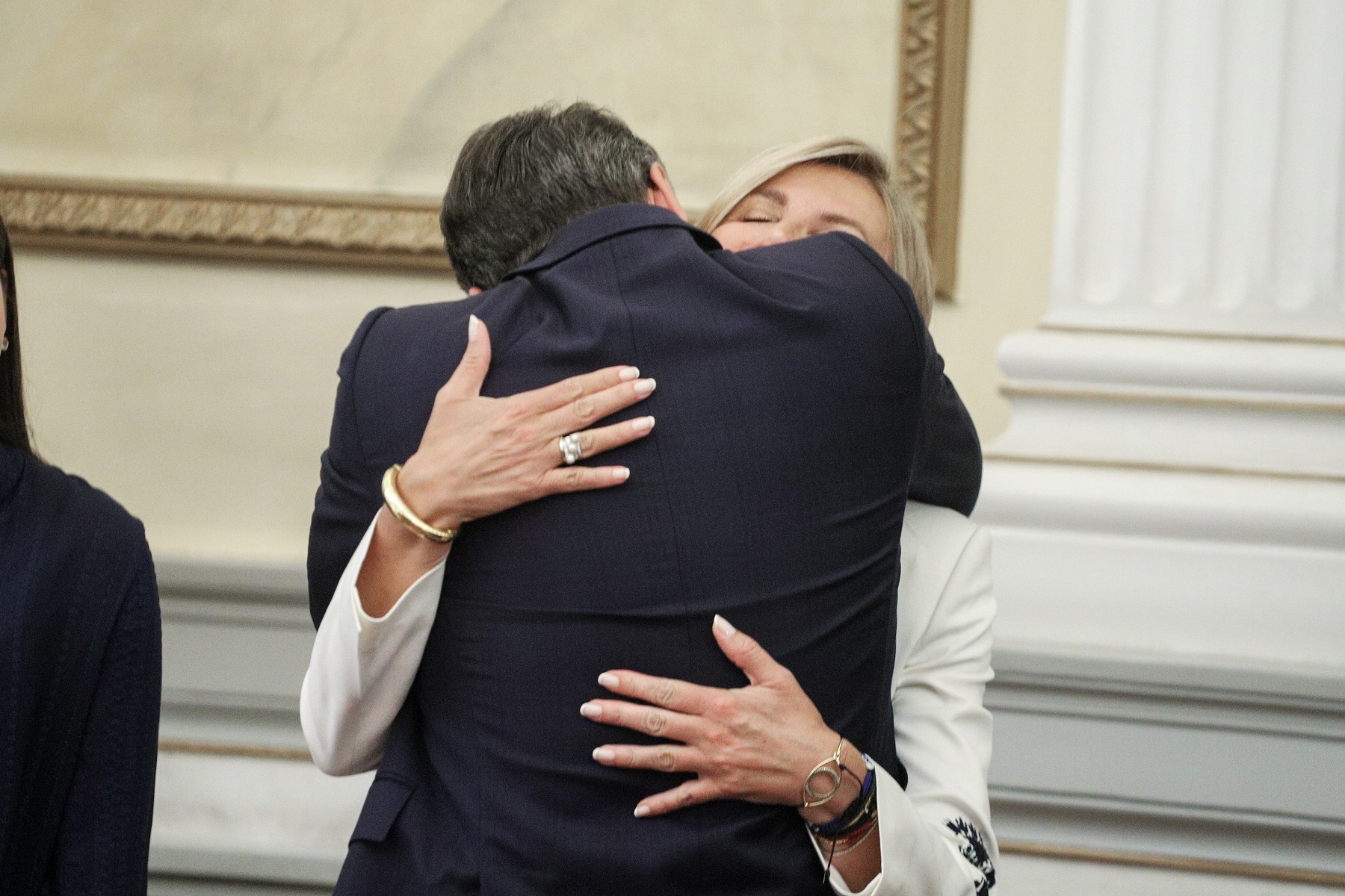 Νέα κυβέρνηση: Η τρυφερή αγκαλιά του Κυριάκου Μητσοτάκη με τη Μαρέβα και τα παιδιά τους (pics)