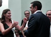 Εκλογές 2019: Η τρυφερή αγκαλιά της Μπέτυς Μπαζιάνα στον Αλέξη Τσίπρα (pics)