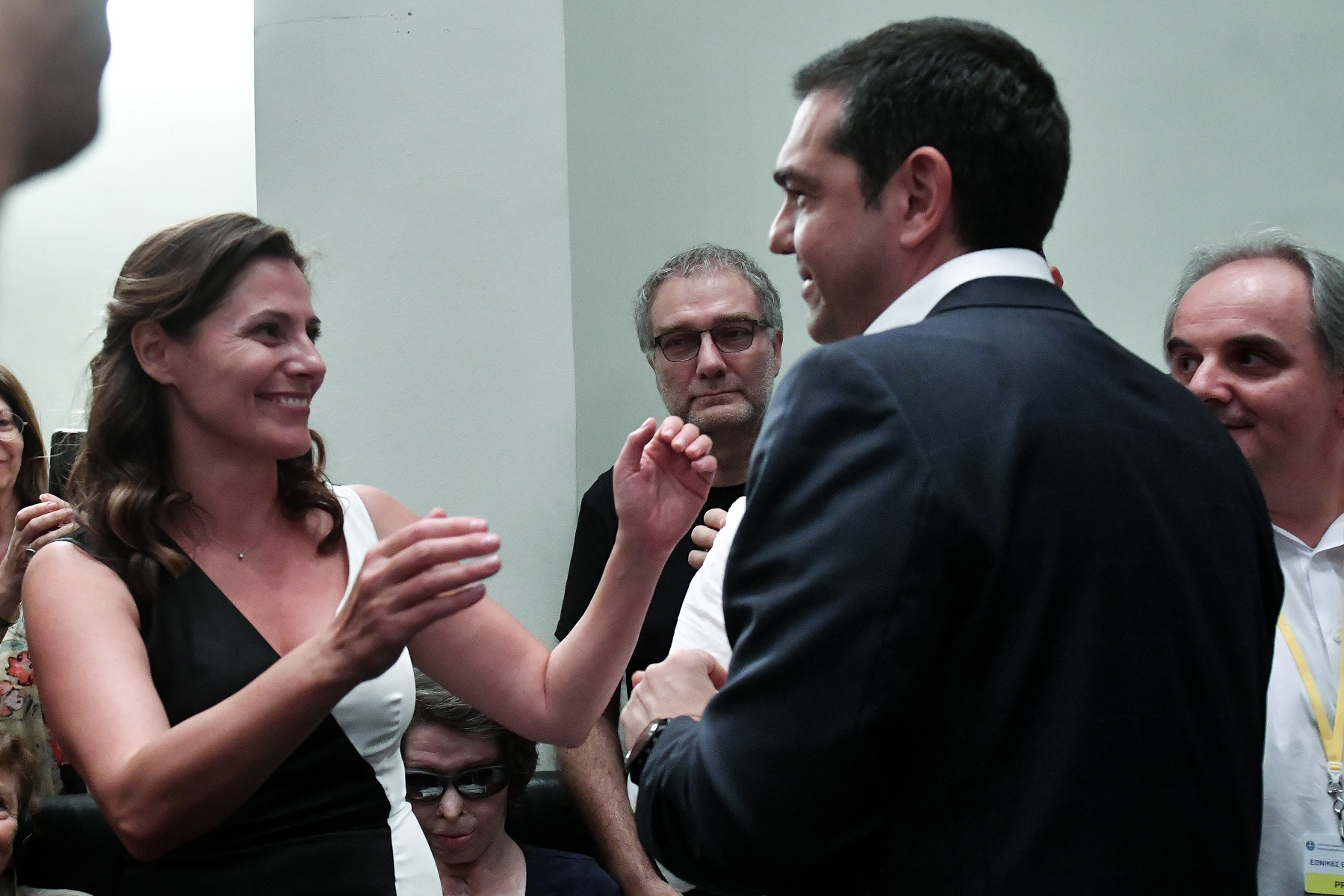 Εκλογές 2019: Η τρυφερή αγκαλιά της Μπέτυς Μπαζιάνα στον Αλέξη Τσίπρα (pics)