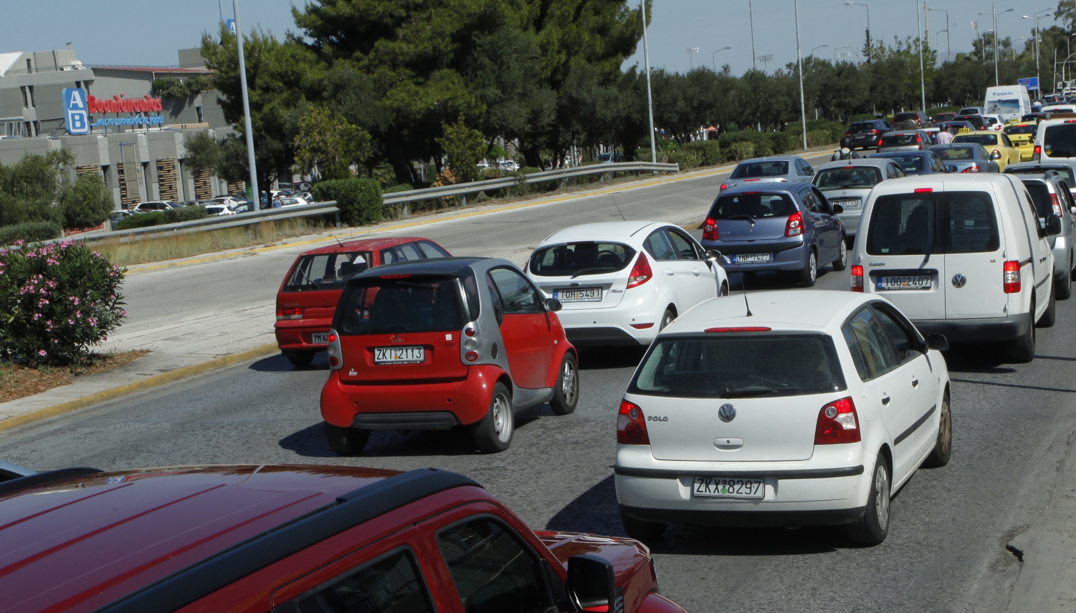 Καραμπόλα στην παραλιακή: Συγκρούστηκαν 5 αυτοκίνητα και μία μοτοσικλέτα