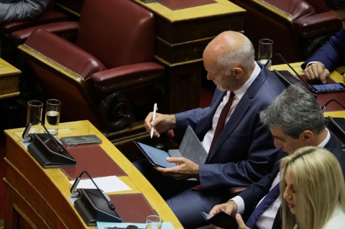 Γιώργος Παπανδρέου: Επιστροφή στη Βουλή με το iPad ανά χείρας (pics)