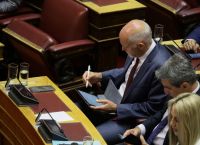 Γιώργος Παπανδρέου: Επιστροφή στη Βουλή με το iPad ανά χείρας (pics)