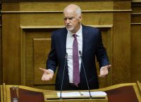 Γιώργος Παπανδρέου Βουλή: Έπεσε από την καρέκλα