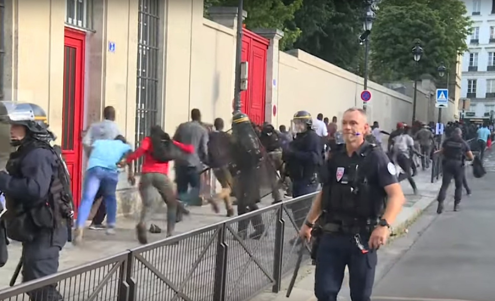 Παρίσι: Μετανάστες κατέλαβαν το Πάνθεον (vids)