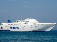 Paros Jet: Το πλοίο δίνει “μάχη” με τα μανιασμένα κύματα στο λιμάνι της Νάξου (vid)