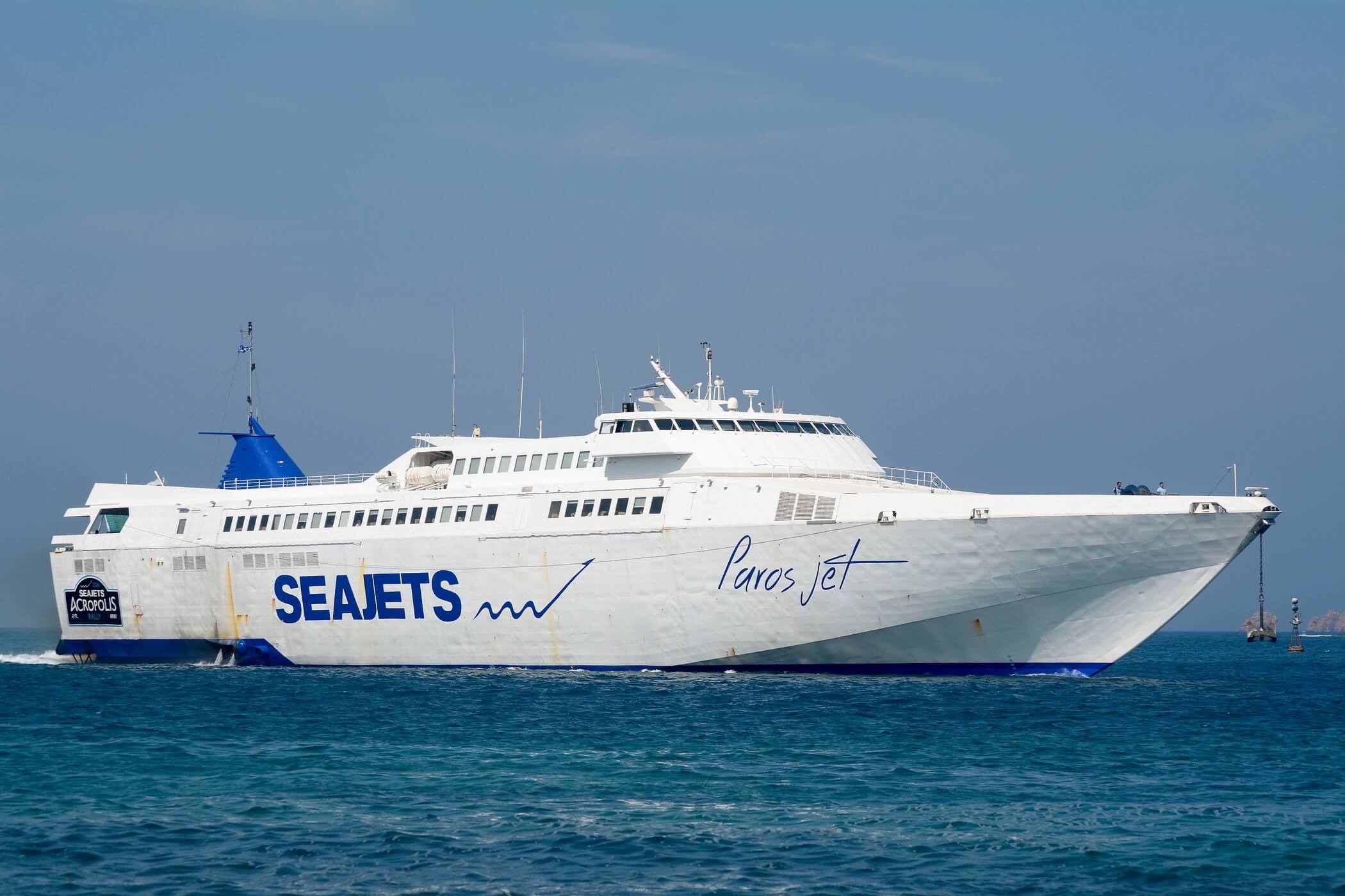 Paros Jet: Το πλοίο δίνει “μάχη” με τα μανιασμένα κύματα στο λιμάνι της Νάξου (vid)