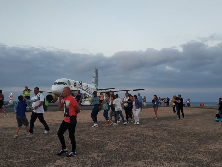 Πανικός σε πτήση: Αεροσυνοδός βρήκε σημείωμα που έγραφε “υπάρχει βόμβα στο αεροπλάνο”