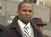 R. Kelly: Κατηγορείται για σωματεμπορεία και εκβιασμό