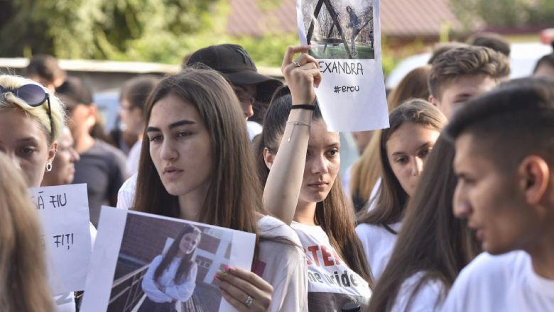 Ρουμανία: Μαθητές διαδήλωσαν στη μνήμη των δύο κοριτσιών που δολοφονήθηκαν