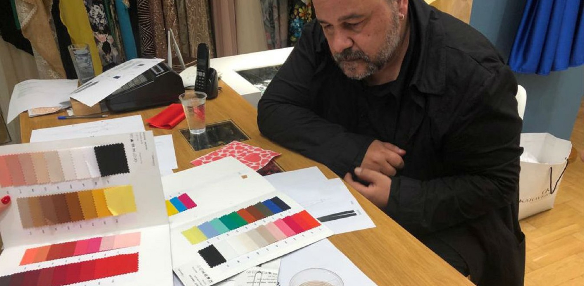 “Room Service, πλιζ”: Έρχεται η νέα σειρά του Αλέξανδρου Ρήγα