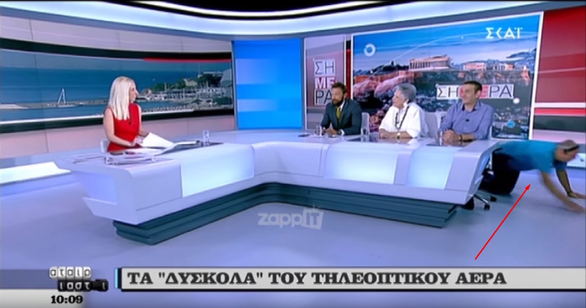 Viral: Ο floor manager του ΣΚΑΪ φεύγει από το στούντιο… μπουσουλώντας (vid)