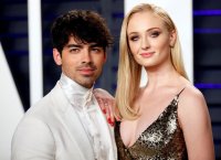 Sophie Turner: H Σάνσα του Game of Thrones «συνελήφθη» topless σε παραλία (pic)