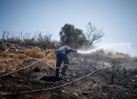 Φωτιά στα Σπάτα: Υπό έλεγχο το μέτωπο – Συνελήφθη ηλικιωμένη