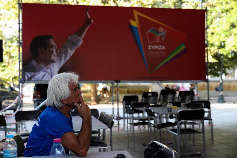 Εκλογές 2019 – ΣΥΡΙΖΑ: Κατήφεια και σκυμμένα κεφάλια στο Σύνταγμα (pics)