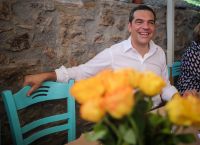 Εκλογές 2019: Σε ουζερί στο Λαύριο ο Αλέξης Τσίπρας – Παρέθεσε γεύμα στους πολιτικούς συντάκτες (pics)