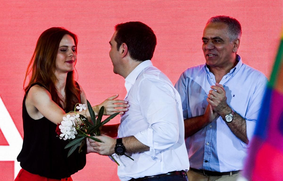 Τσίπρας αγκαλιάζει Αχτσιόγλου και αγνοεί επιδεικτικά Σκουρλέτη (vid)