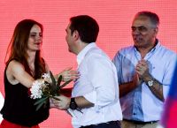 Τσίπρας αγκαλιάζει Αχτσιόγλου και αγνοεί επιδεικτικά Σκουρλέτη (vid)