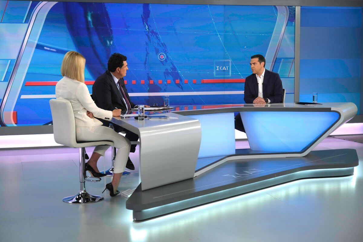 Τσίπρας στον ΣΚΑΪ: Χαμόγελα και ικανοποίηση στο Μαξίμου