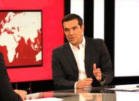 “Χαμός” στο twitter με τα χαχανητά του Τσίπρα στον Σρόιτερ