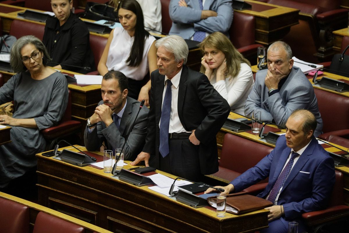 Απίστευτο περιστατικό στη Βουλή με βουλευτή του Βελόπουλου (vid)