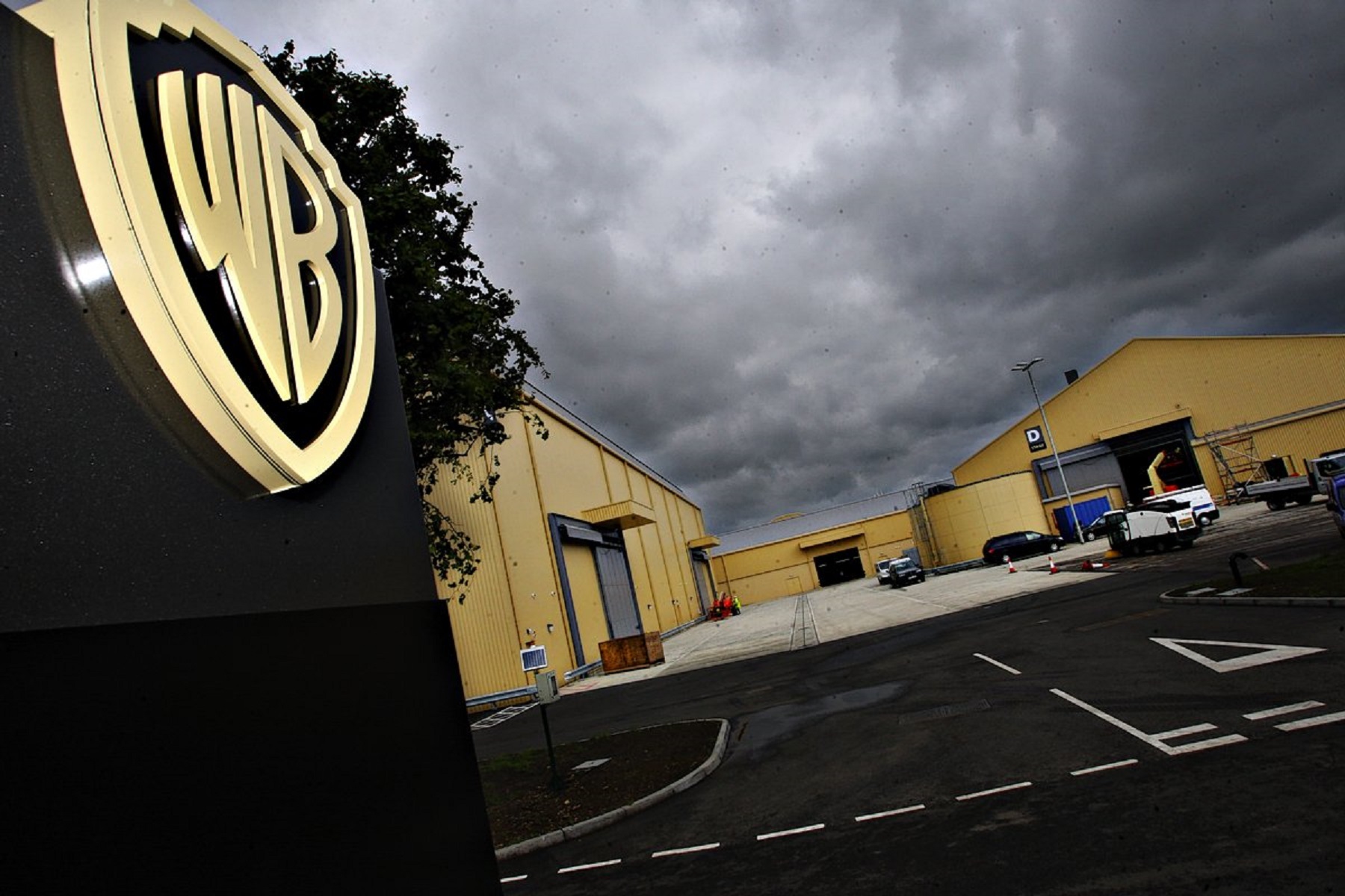 Warner Bros: Μεγάλη πυρκαγιά στα στούντιο του Λονδίνου (pics&vid)