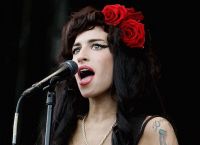 Amy Winehouse: Η περιπετειώδης ζωή και το τραγικό της τέλος
