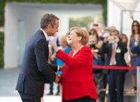 Μητσοτάκης στο Βερολίνο: Συνάντηση με Μέρκελ – Υποδοχή με στρατιωτικές τιμές