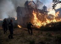 Φωτιά στην Εύβοια: Ζημιές σε σπίτια στο χωριό Μακρυμάλλη