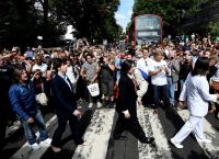 Beatles: Οπαδοί του συγκροτήματος αναπαράστησαν το εξώφυλλο του «Abbey Road» Beatles: Οπαδοί του συγκροτήματος αναπαράστησαν το εξώφυλλο του «Abbey Road»