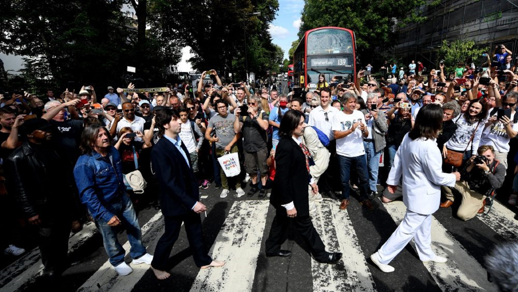 Beatles: Οπαδοί του συγκροτήματος αναπαράστησαν το εξώφυλλο του «Abbey Road»