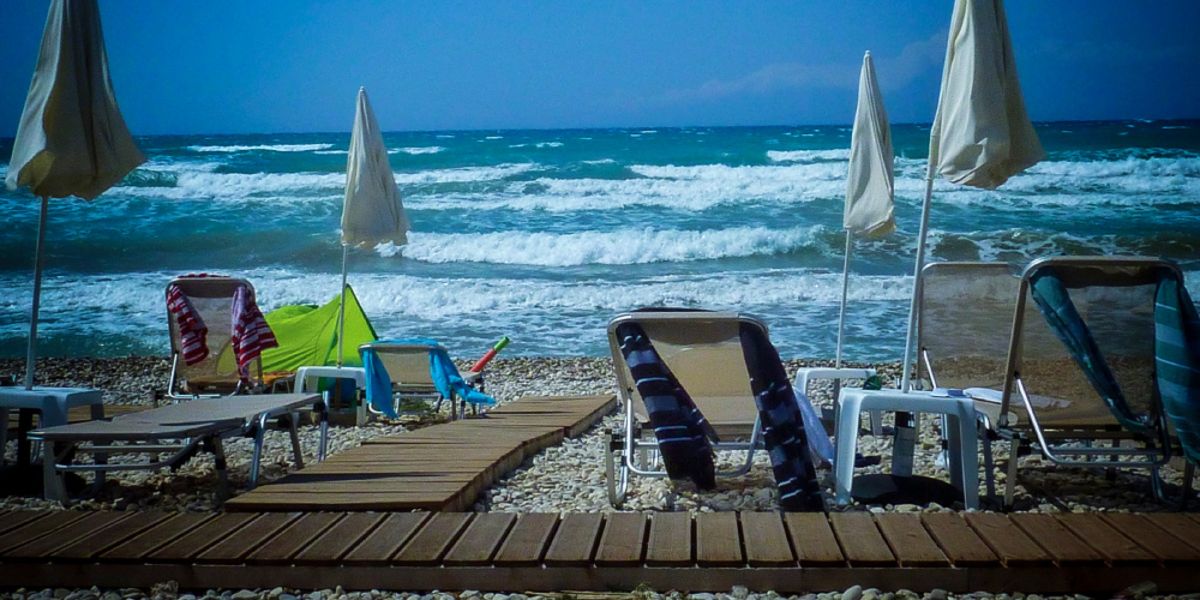 Καιρός: Κυριακή με μελτέμια και τοπικές βροχές στα δυτικά και βόρεια