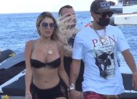 Alec Monopoly: Έφτασε στη Μύκονο έχοντας καλυμμένο το πρόσωπο του (vid)