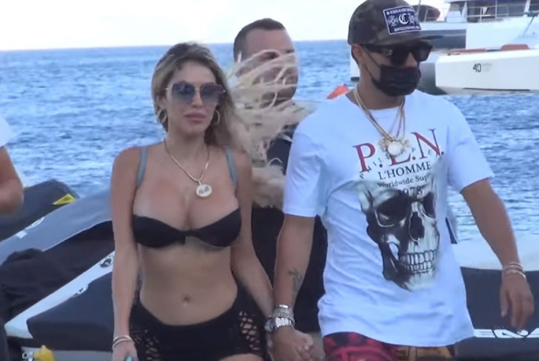 Alec Monopoly: Έφτασε στη Μύκονο έχοντας καλυμμένο το πρόσωπο του (vid)