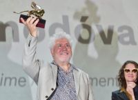 Πέδρο Αλμοβόδαρ: Τιμήθηκε με τον Χρυσό Λέοντα για το σύνολο της καριέρας του