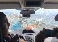 Viral: Αλβανός εστιάτορας κρεμιέται από παρμπρίζ τουριστών που έφυγαν απ’ το μαγαζί (vid) Viral: Αλβανός εστιάτορας κρεμιέται από παρμπρίζ τουριστών που έφυγαν απ’ το μαγαζί (vid)