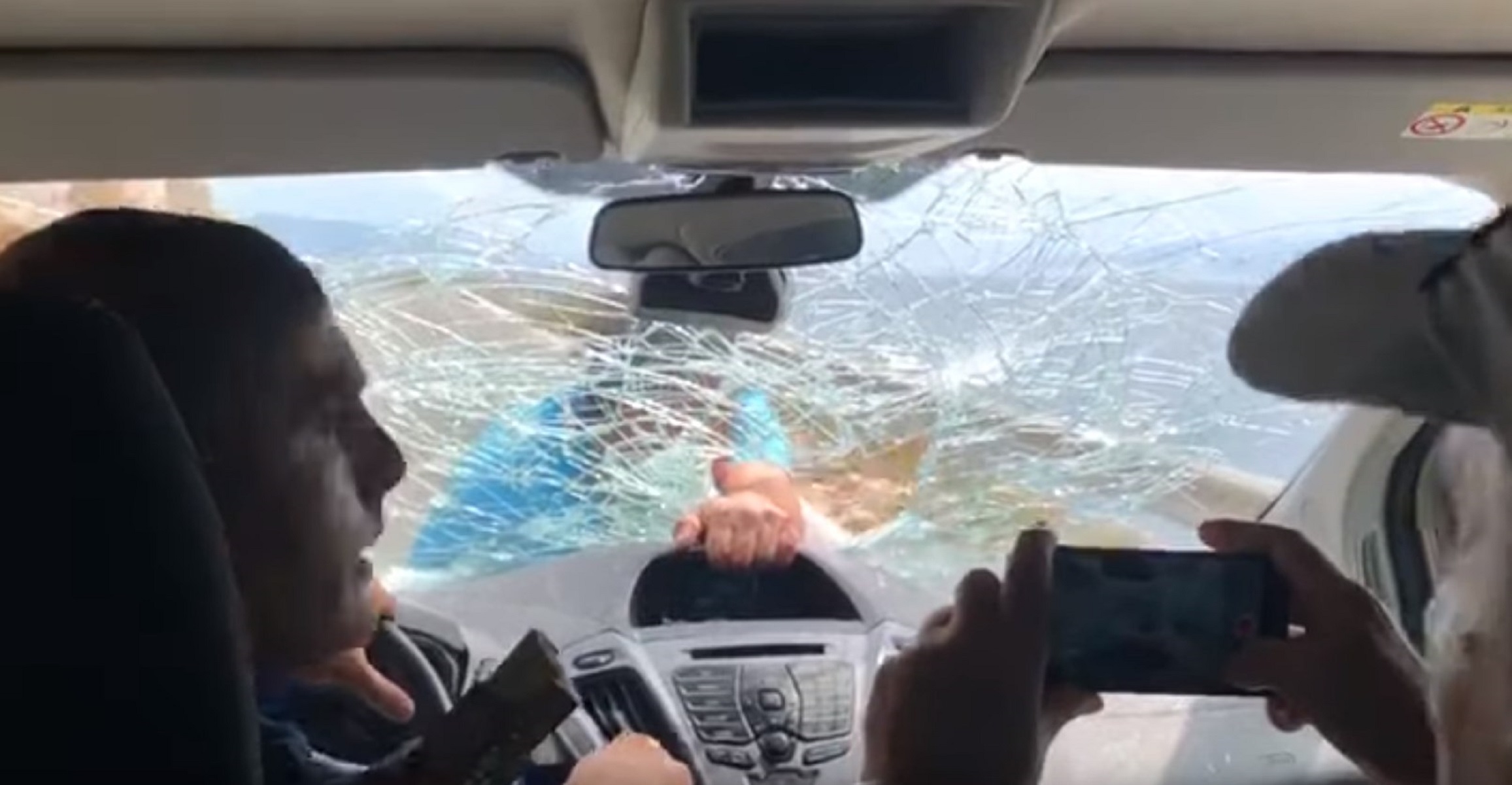 Viral: Αλβανός εστιάτορας κρεμιέται από παρμπρίζ τουριστών που έφυγαν απ’ το μαγαζί (vid)
