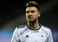 Νίκλας Μπέντνερ: Έβγαλε γυμνή τη σύντροφο του στο Instagram (vid)