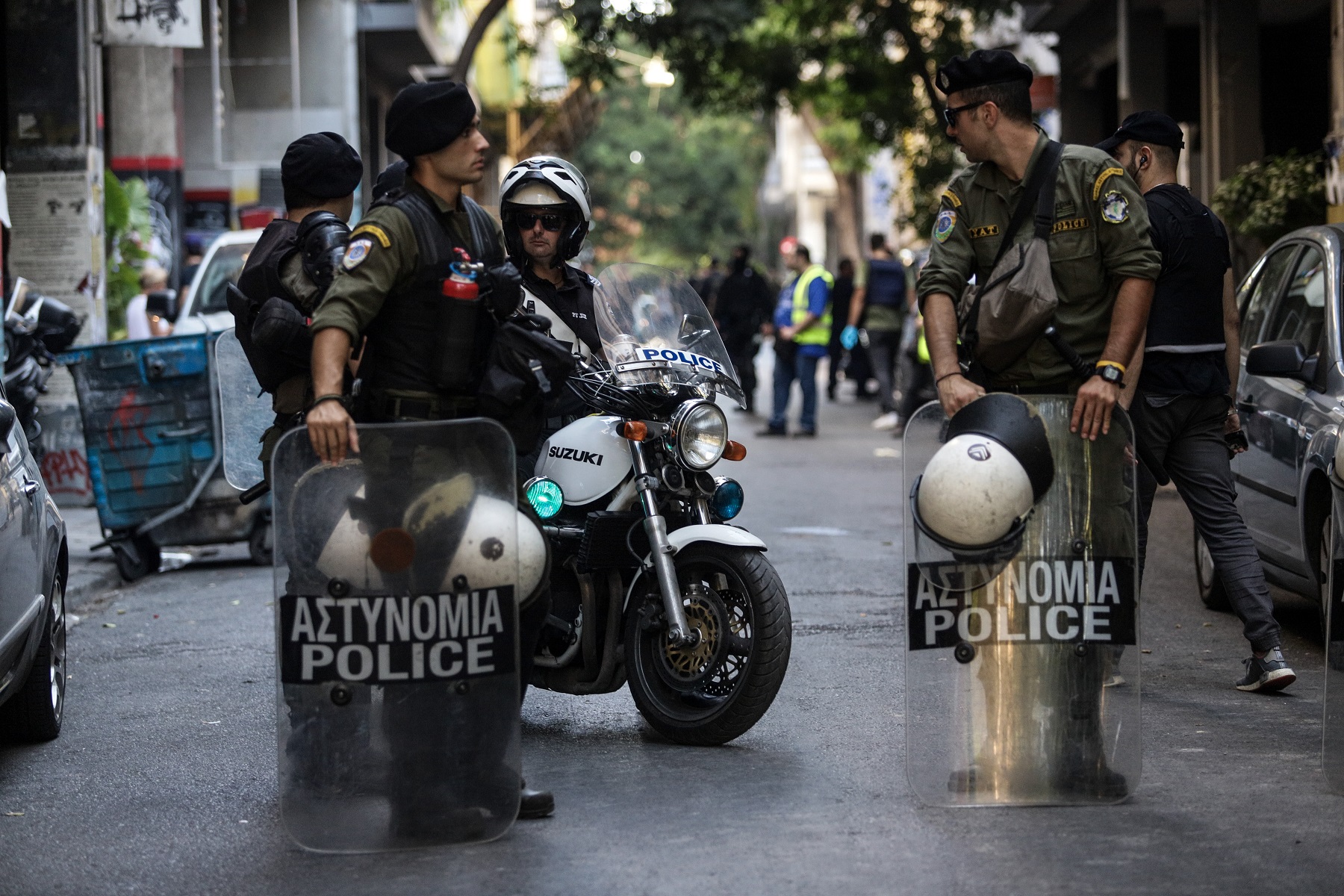 Εξάρχεια: Ένταση και επίθεση με μολότοφ κατά αστυνομικών