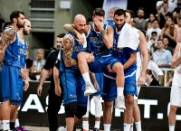 Εθνική μπάσκετ 2019: Συγκλονιστική στήριξη των παικτών στον Γιάννη Αθηναίου (pics)