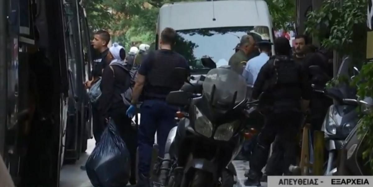 Εξάρχεια: Σε εξέλιξη μεγάλη έφοδος της αστυνομίας