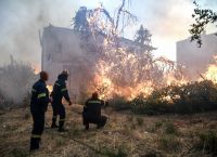 Φωτιά στην Εύβοια: Συγκλονιστικές οι εικόνες – Έφτασαν στις αυλές σπιτιών οι φλόγες