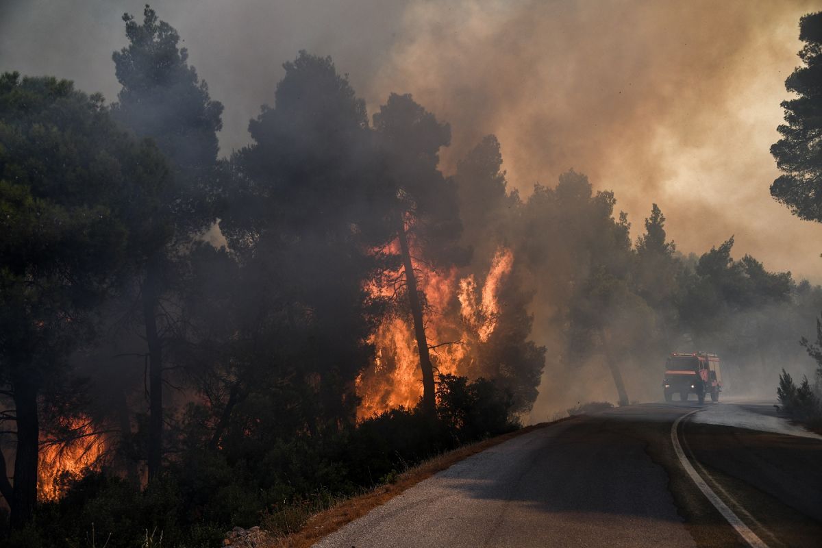 Φωτιά Εύβοια: Εκτός ελέγχου η φωτιά – Εκκενώθηκαν τέσσερα χωριά