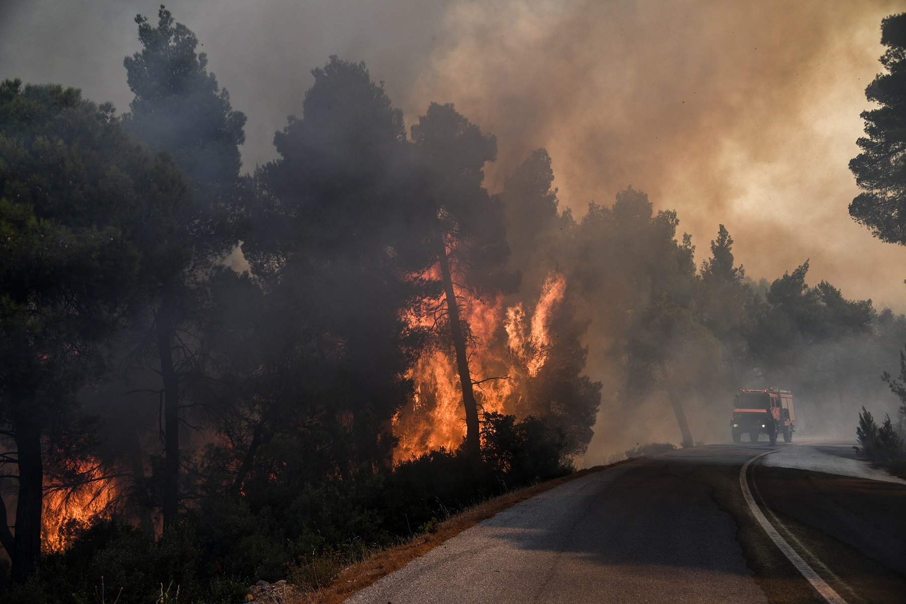Φωτιά Εύβοια: Εκτός ελέγχου η φωτιά – Εκκενώθηκαν τέσσερα χωριά