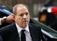 Χάρβεϊ Γουάινστιν: Συμβιβασμός εικοσιπέντε εκατομμυρίων ευρώ με τα θύματα του – Έξαλλη η Έμιλι Ραταϊκόφσκι Χάρβεϊ Γουάινστιν: Συμβιβασμός εικοσιπέντε εκατομμυρίων ευρώ με τα θύματα του – Έξαλλη η Έμιλι Ραταϊκόφσκι