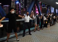 Χονγκ Κονγκ: Διαδηλωτές σχημάτισαν ανθρώπινη αλυσίδα υπέρ της δημοκρατίας