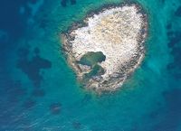 Κακιά Θάλασσα: Το νησί με τη φυσική πισίνα που απέχει 40 χιλιόμετρα από το κέντρο της Αθήνας (vid) Κακιά Θάλασσα: Το νησί με τη φυσική πισίνα που απέχει 40 χιλιόμετρα από το κέντρο της Αθήνας (vid)