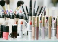 Κίνδυνοι υγείας: Αυτό μπορεί να συμβεί αν μοιράζεστε με άλλους ξυραφάκια, πετσέτες και καλλυντικά