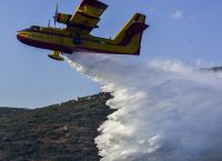 Ελαφόνησος: Μαίνεται η πυρκαγιά – Δεν κινδυνεύουν άνθρωποι ή οικήματα